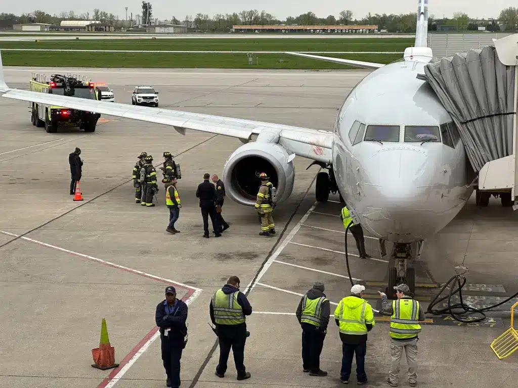 Bomberos inspecionando avion