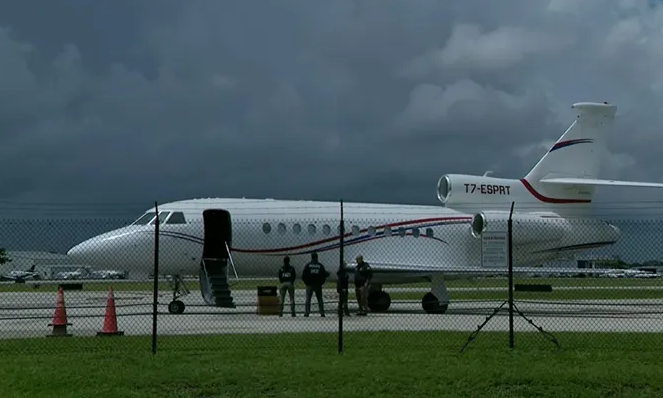 El avión del presidente venezolano Nicolás Maduro se ve en la pista del aeropuerto de Fort Lauderdale, Florida, después de que las autoridades estadounidenses incautaran la aeronave y la trasladaran desde la República Dominicana.