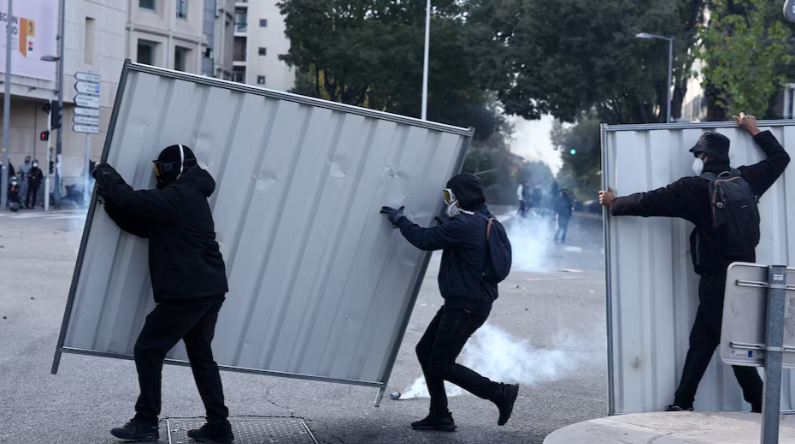 Miles protestan en Francia por el alto costo de la vida y la desigualdad